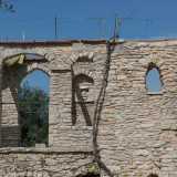 Lo schema a tre archi si ripete al piano superiore, dove attraverso le finestrelle si scorgono, sul muro di fondo, altre due maschere: sono i volti del padre e della madre di Tonino a cui l�edificio � dedicato